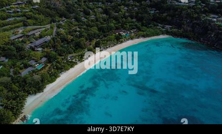 Vue imprenable sur une crique tropicale isolée avec Villas Resort et Clear Blue Water Banque D'Images