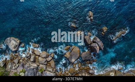 Colline tropicale surplombant une baie isolée et Rocky Shore Banque D'Images
