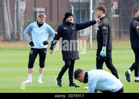 25.11.2025, Sportforum, Berlin, DEU, DFL, 2. FBL Hertha Berlin, Training, im Bild Head coach Stefan Leitl (Hertha Berlin Berlin), Julian Eitschberger (Hertha Berlin Berlin #2), Tjark Ernst (Hertha Berlin #1) DFL - les règlements interdisent toute utilisation Banque D'Images
