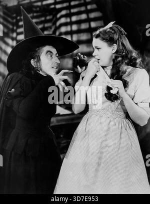 Le magicien d'Oz (MGM, 1939) Judy Garland Dorothy et Margaret Hamilton – la méchante sorcière de l'Ouest – photo de presse de Frank Tanner Banque D'Images