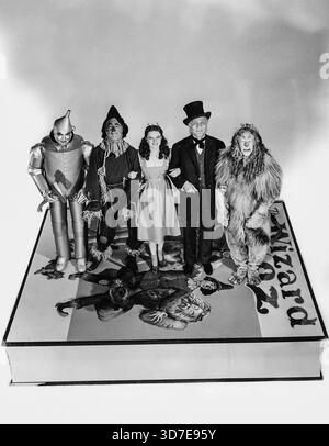 Le Magicien d'Oz (MGM, 1939). Photo publicitaire mettant en vedette Judy Garland, Frank Morgan, Ray Bolger, Bert Lahr, Jack Haley, Billie Burke, Margaret Hamilton, Charley Grapewin, Clara Blandick et Terry le chien. Photo publicitaire. Banque D'Images