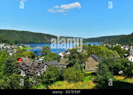 Le lac de la Rursee et le village de Woffelsbach dans la région nord de l'Eifel Banque D'Images