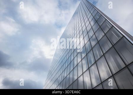 Vue vers le haut de la tour de verre du site François-Mitterrand de la Bibliothèque nationale de France (BNF) contre ciel nuageux, architecture parisienne contemporaine Banque D'Images