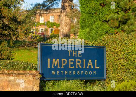 Signez dans le jardin du pub Imperial Wetherspoon, Exeter, Devon, Angleterre, Royaume-Uni Banque D'Images