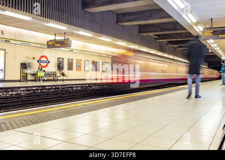 LONDRES - 29 OCTOBRE 2025 : station de métro Blackfriars – quai District & Circle Line avec départ du train Banque D'Images