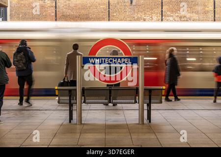 LONDRES - 29 OCTOBRE 2025 : Whitechapel Station E1 – train de la District Line qui passe à grande vitesse devant le quai avec la cocarde emblématique Banque D'Images