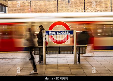 LONDRES - 29 OCTOBRE 2025 : Whitechapel Station E1 – train de la District Line qui passe à grande vitesse devant le quai avec la cocarde emblématique Banque D'Images
