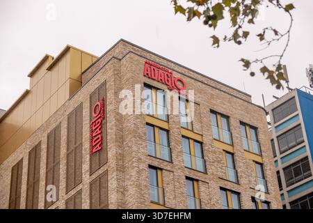 LONDRES - 29 OCTOBRE 2025 : Aparthotel Adagio original, Whitechapel – façade moderne en briques avec signalisation rouge Banque D'Images