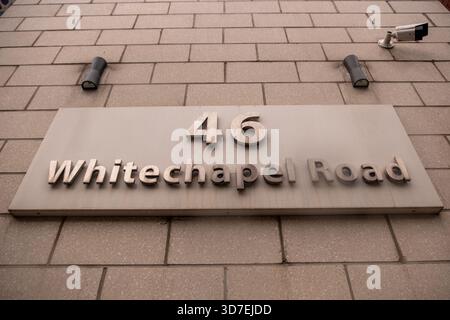 LONDRES - 29 OCTOBRE 2025 : 46 Whitechapel Road E1 – plaque d'adresse d'immeuble commercial moderne près du Royal London Hospital Banque D'Images