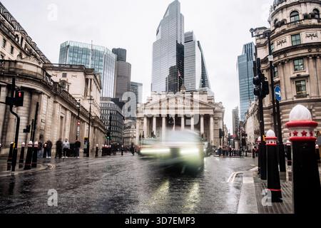 LONDRES - 29 OCTOBRE 2025 : ville de Londres - Banque d'Angleterre et Royal Exchange avec 20 Fenchurch Street (Walkie Talkie) en arrière-plan Banque D'Images