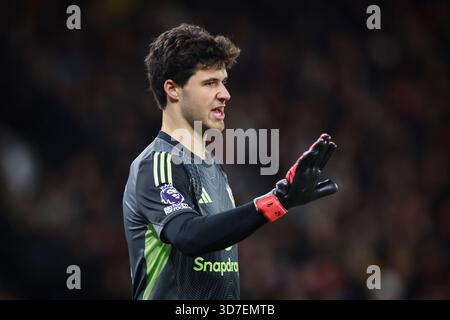 Manchester, Royaume-Uni. 24 novembre 2025. La gardienne de Manchester United, Senne Lammens (31), fait des gestes lors du match Manchester United contre Everton premier League à Old Trafford, Manchester, Angleterre, le 24 novembre 2025 crédit : Phil Duncan/Every second Media crédit : Every second Media/Alamy Live News Banque D'Images
