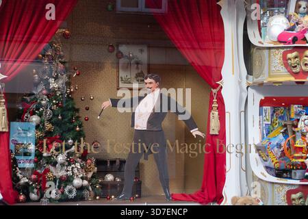 Windsor, Berkshire, Royaume-Uni. 25 novembre 2025. Une belle vitrine de théâtre de Noël dans le grand magasin familial Daniel dans la ville royale de Windsor dans le Berkshire. Crédit : Maureen McLean/Alamy Live News Banque D'Images