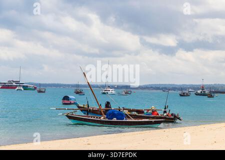 Bateaux dans un port de Stone Town, Zanzibar, Tanzanie Banque D'Images