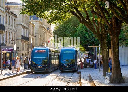 Tramways à la gare Hôtel de ville, Bordeaux, Aquitaine, Gironde, France, Europe Banque D'Images