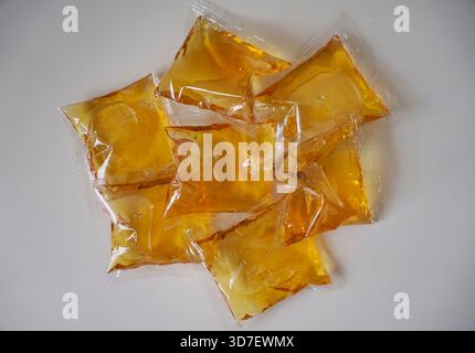 Sauce de poisson emballée dans des sacs en plastique pour les aliments à emporter Banque D'Images