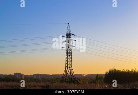 Tour de transmission de puissance au coucher du soleil Banque D'Images