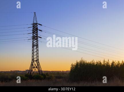 Tour de transmission de puissance au coucher du soleil Banque D'Images