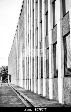 Détails architecturaux en noir et blanc de Institut der deutschen Wirtschaft Köln Akademie GmbH, Konrad-Adenauer-Ufer 21, 50668 Köln, Allemagne Banque D'Images