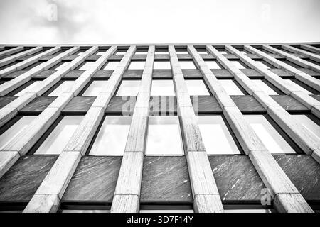 Détails architecturaux en noir et blanc de Institut der deutschen Wirtschaft Köln Akademie GmbH, Konrad-Adenauer-Ufer 21, 50668 Köln, Allemagne Banque D'Images