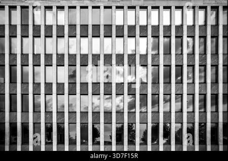 Détails architecturaux en noir et blanc de Institut der deutschen Wirtschaft Köln Akademie GmbH, Konrad-Adenauer-Ufer 21, 50668 Köln, Allemagne Banque D'Images