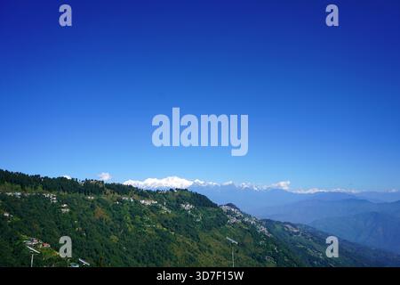 Majestueux Kanchenjunga Peak vue sur Green Himalaya Foothills Town Banque D'Images