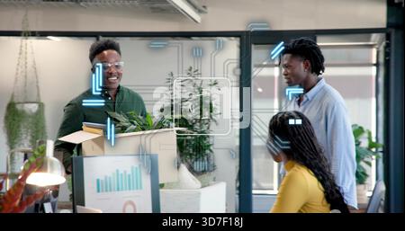 Portant l'homme en chemise verte se déplaçant dans le bureau, tenant la boîte en carton avec des plantes, espace de copie Banque D'Images