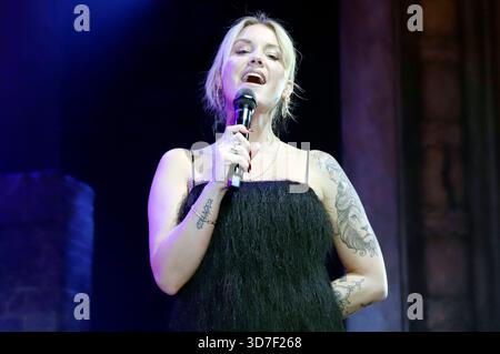 Sonia Liebing BEI Schlagerwahn auf der Reeperbahn im Stage Theater Operettenhaus. Hambourg, 24.11.2025 *** Sonia Liebing at Schlagerwahn on the Reeperbahn at the Stage Theater Operettenhaus Hamburg, 24 11 2025 Foto:xgbrcix/xFuturexImagex schlagerwahn 5136 Banque D'Images