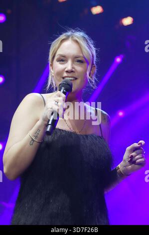 Sonia Liebing BEI Schlagerwahn auf der Reeperbahn im Stage Theater Operettenhaus. Hambourg, 24.11.2025 *** Sonia Liebing at Schlagerwahn on the Reeperbahn at the Stage Theater Operettenhaus Hamburg, 24 11 2025 Foto:xgbrcix/xFuturexImagex schlagerwahn 5130 Banque D'Images