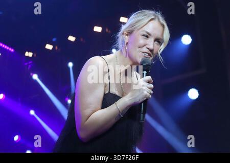 Sonia Liebing BEI Schlagerwahn auf der Reeperbahn im Stage Theater Operettenhaus. Hambourg, 24.11.2025 *** Sonia Liebing at Schlagerwahn on the Reeperbahn at the Stage Theater Operettenhaus Hamburg, 24 11 2025 Foto:xgbrcix/xFuturexImagex schlagerwahn 5137 Banque D'Images