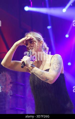 Sonia Liebing BEI Schlagerwahn auf der Reeperbahn im Stage Theater Operettenhaus. Hambourg, 24.11.2025 *** Sonia Liebing at Schlagerwahn on the Reeperbahn at the Stage Theater Operettenhaus Hamburg, 24 11 2025 Foto:xgbrcix/xFuturexImagex schlagerwahn 5139 Banque D'Images