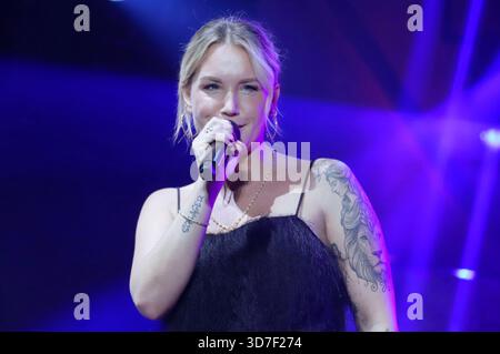 Sonia Liebing BEI Schlagerwahn auf der Reeperbahn im Stage Theater Operettenhaus. Hambourg, 24.11.2025 *** Sonia Liebing at Schlagerwahn on the Reeperbahn at the Stage Theater Operettenhaus Hamburg, 24 11 2025 Foto:xgbrcix/xFuturexImagex schlagerwahn 5131 Banque D'Images