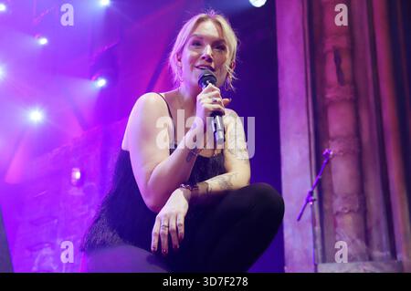 Sonia Liebing BEI Schlagerwahn auf der Reeperbahn im Stage Theater Operettenhaus. Hambourg, 24.11.2025 *** Sonia Liebing at Schlagerwahn on the Reeperbahn at the Stage Theater Operettenhaus Hamburg, 24 11 2025 Foto:xgbrcix/xFuturexImagex schlagerwahn 5138 Banque D'Images