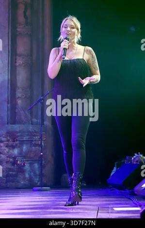 Sonia Liebing BEI Schlagerwahn auf der Reeperbahn im Stage Theater Operettenhaus. Hambourg, 24.11.2025 *** Sonia Liebing at Schlagerwahn on the Reeperbahn at the Stage Theater Operettenhaus Hamburg, 24 11 2025 Foto:xgbrcix/xFuturexImagex schlagerwahn 5133 Banque D'Images