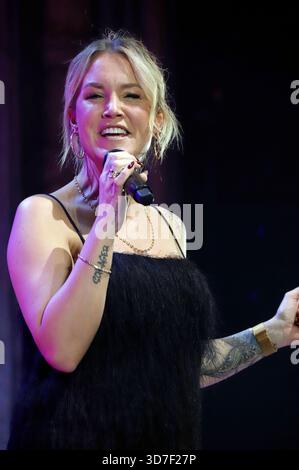 Sonia Liebing BEI Schlagerwahn auf der Reeperbahn im Stage Theater Operettenhaus. Hambourg, 24.11.2025 *** Sonia Liebing at Schlagerwahn on the Reeperbahn at the Stage Theater Operettenhaus Hamburg, 24 11 2025 Foto:xgbrcix/xFuturexImagex schlagerwahn 5134 Banque D'Images