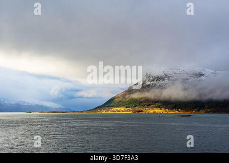 Montagnes et rochers en hiver près de Nesna en norvégien. Banque D'Images