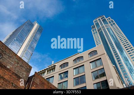 Vue sur les gratte-ciel des grands immeubles de Seattle contre un ciel bleu avec des nuages d'été sinueux. Banque D'Images