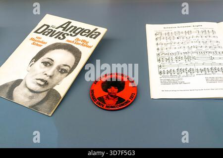 Angela Davis pamphlet, bouton et partitions en allemand, commémorant sa visite en Allemagne de l'est dans les années 1970 Banque D'Images