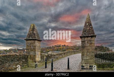 Stirling Old Bridge Écosse vue sur le coucher du soleil sur le pont du château sur la colline Banque D'Images