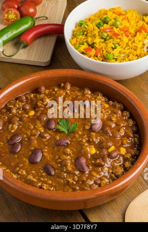 Chili con carne et riz mexicain Banque D'Images