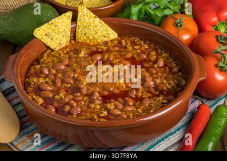 Chili con carne et légumes sur une table Banque D'Images