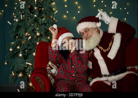 portrait du père noël avec une fille afro-américaine à la maison Banque D'Images