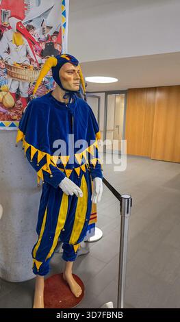 Meersburg, le 27 février 2025. Vue du mannequin en costume bleu et jaune bouffon pour le carnaval allemand Fasnet, Fasnacht ou Fasching. Banque D'Images