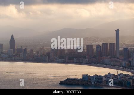 Une vue surélevée sur la côte de Benidorm et les gratte-ciel densément construits, avec des gratte-ciel et des gratte-ciel proéminents sous un s mou et couvert Banque D'Images
