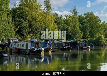 Bateaux mouillés sur le canal à Caen Hill Locks à Devizes, Wiltshire par une journée ensoleillée Banque D'Images