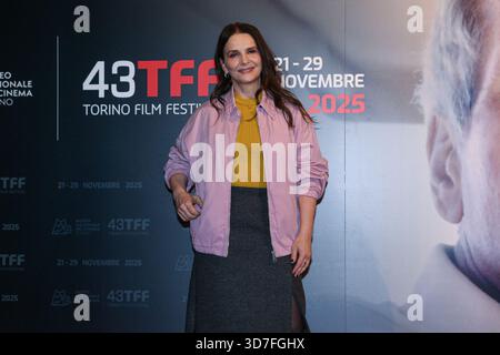 Turin, Italie. 25 novembre 2025. Juliette Binoche assiste à la séance photo le 5e jour du 43e Festival du film de Turin, à Turin. Crédit : SOPA images Limited/Alamy Live News Banque D'Images