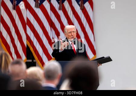 Washington, États-Unis. 25 novembre 2025. Le président AMÉRICAIN Donald Trump prononce un discours avant de pardonner une turquie nommée Gobble lors d’une cérémonie dans la roseraie de la Maison Blanche, à Washington, DC, États-Unis, 25 novembre 2025. La tradition annuelle de la Maison Blanche de pardonner une dinde de Thanksgiving remonte à 1989, lorsque le président George H.W. Bush a pardonné une dinde dans la roseraie. (Photo de Will Oliver/Pool/Sipa USA) crédit : Sipa USA/Alamy Live News Banque D'Images