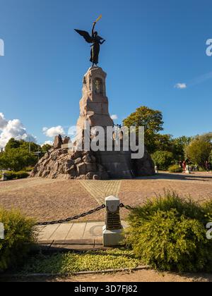 Tallinn, Estonie – 02 septembre 2021 : un mémorial de guerre historique avec une statue d'ange se dresse sur un piédestal de pierre dans un parc public. Banque D'Images