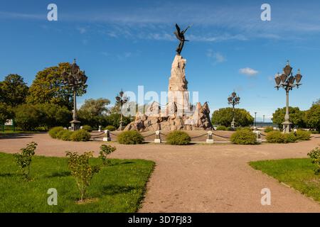 Tallinn, Estonie – 02 septembre 2021 : un mémorial de guerre historique avec une statue d'ange se dresse sur un piédestal de pierre dans un parc public. Banque D'Images