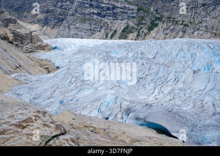 Champ de glace blanc bleuâtre texturé du glacier Nigardsbreen dans le sud de la Norvège Banque D'Images