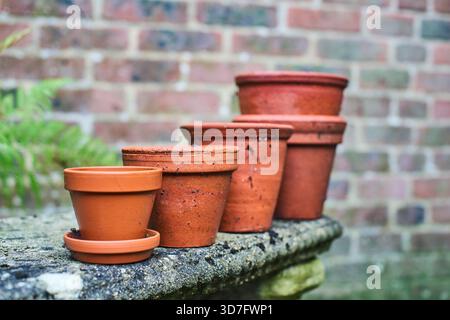 Pots de fleurs en argile pour un jardinage sans plastique. Banque D'Images